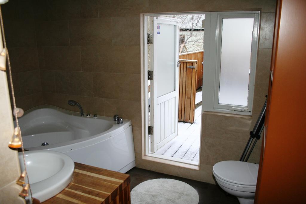 Our House Guesthouse Reykjavik Ngoại thất bức ảnh